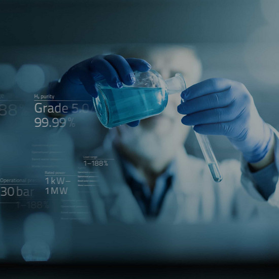 Elementar neu Ein Chemiker gießt eine Flüssigkeit in ein Reagensglas