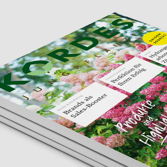 Gestapelte Kataloge mit Blumenprint