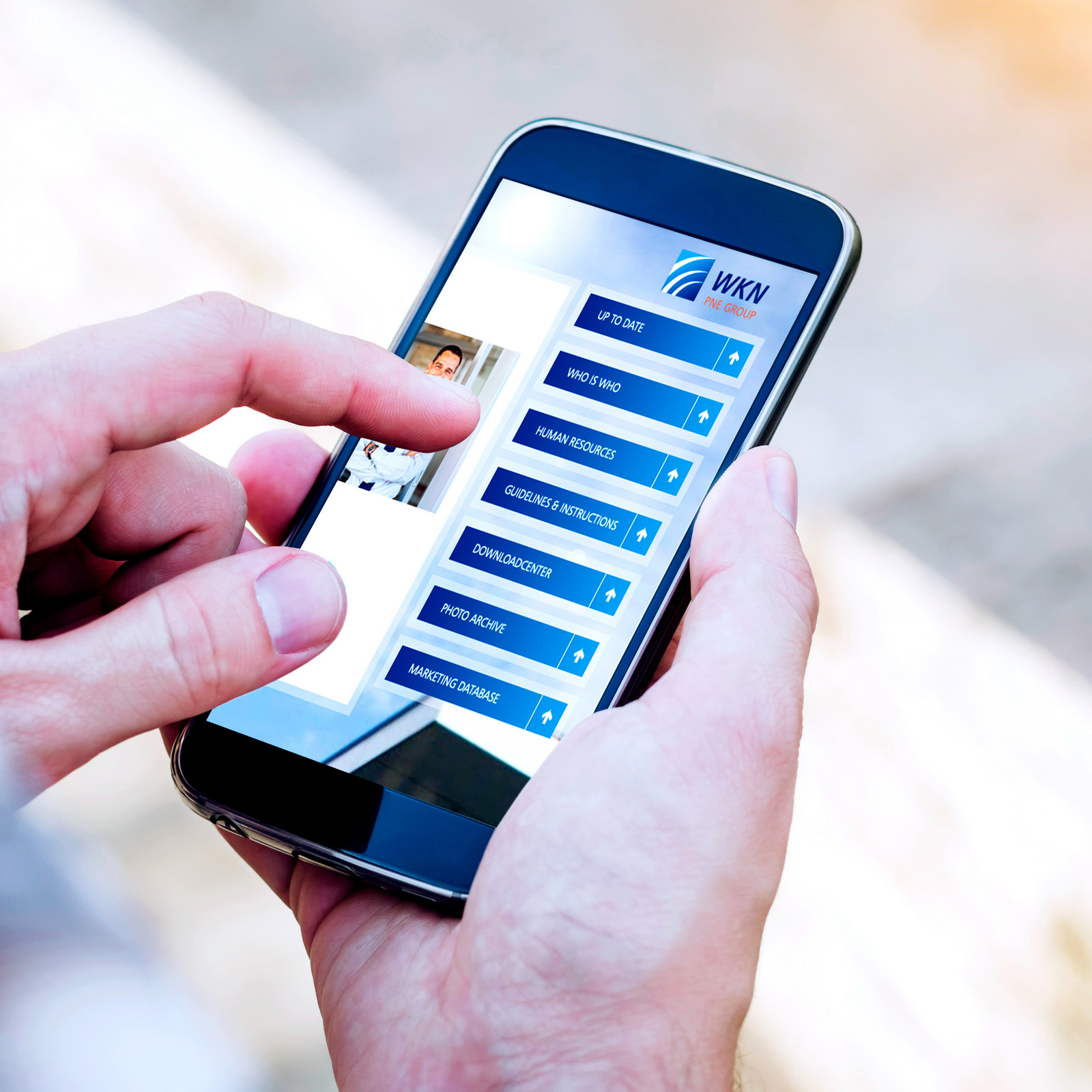 hochzwei_wkn_teaser_02.jpg Person tippt auch Smartphone