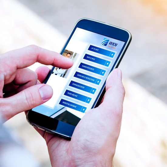 Person tippt auch Smartphone