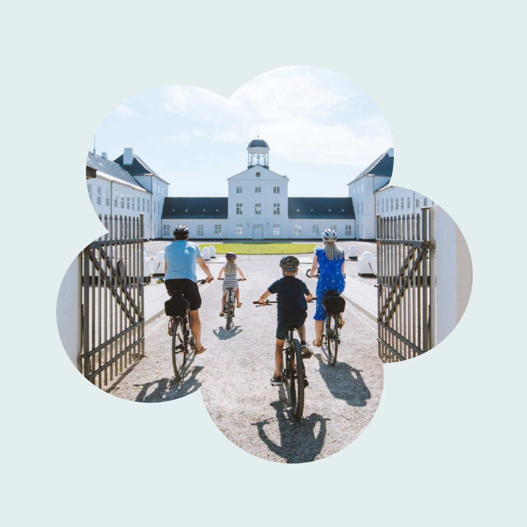 hochzwei_FLFJ_teaser_07.jpg Eine Familie fährt mit Fahrrädern durch ein Tor