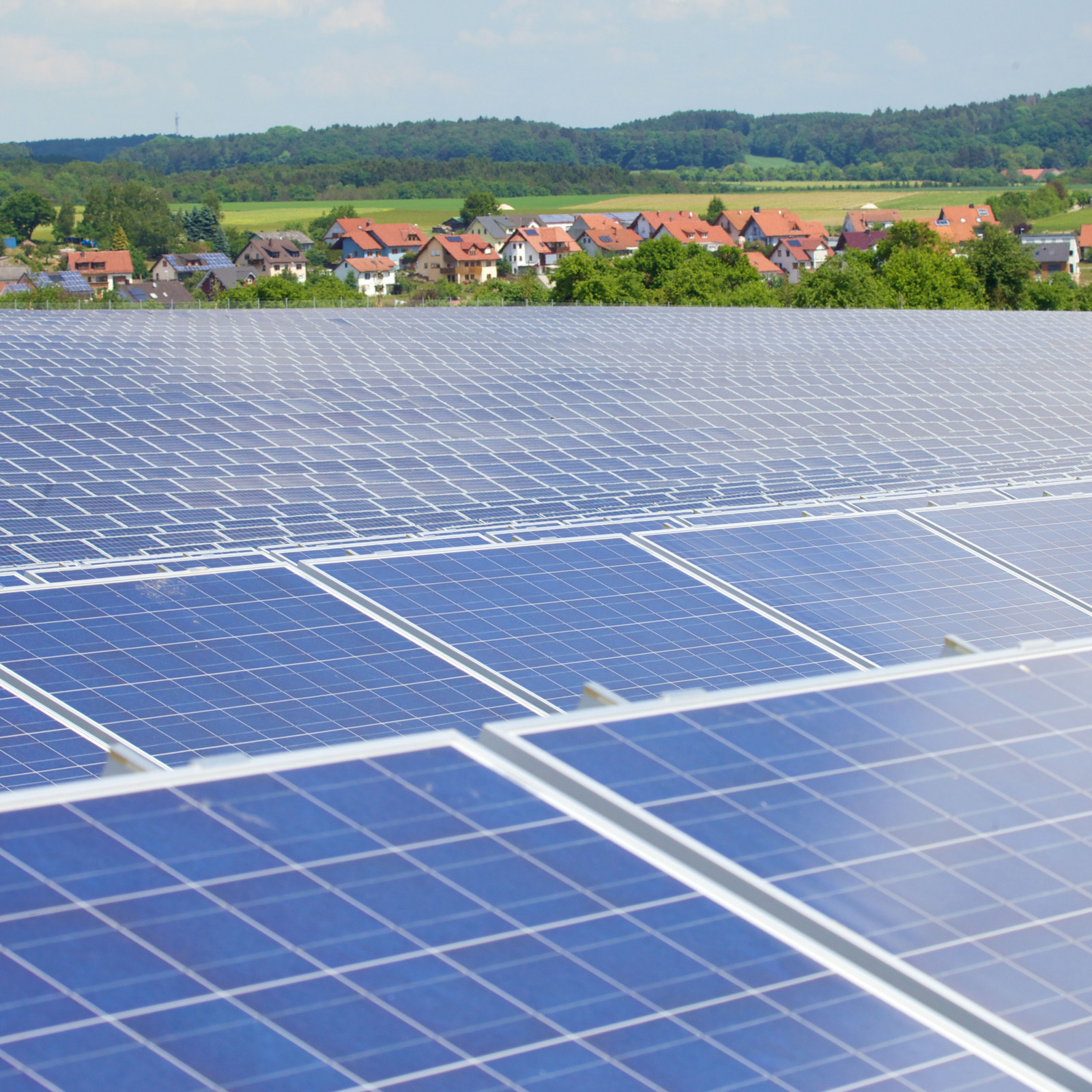 hochzwei_gpjoule_teaser_10.jpg Ein Feld voll mit blauen Solarplatten