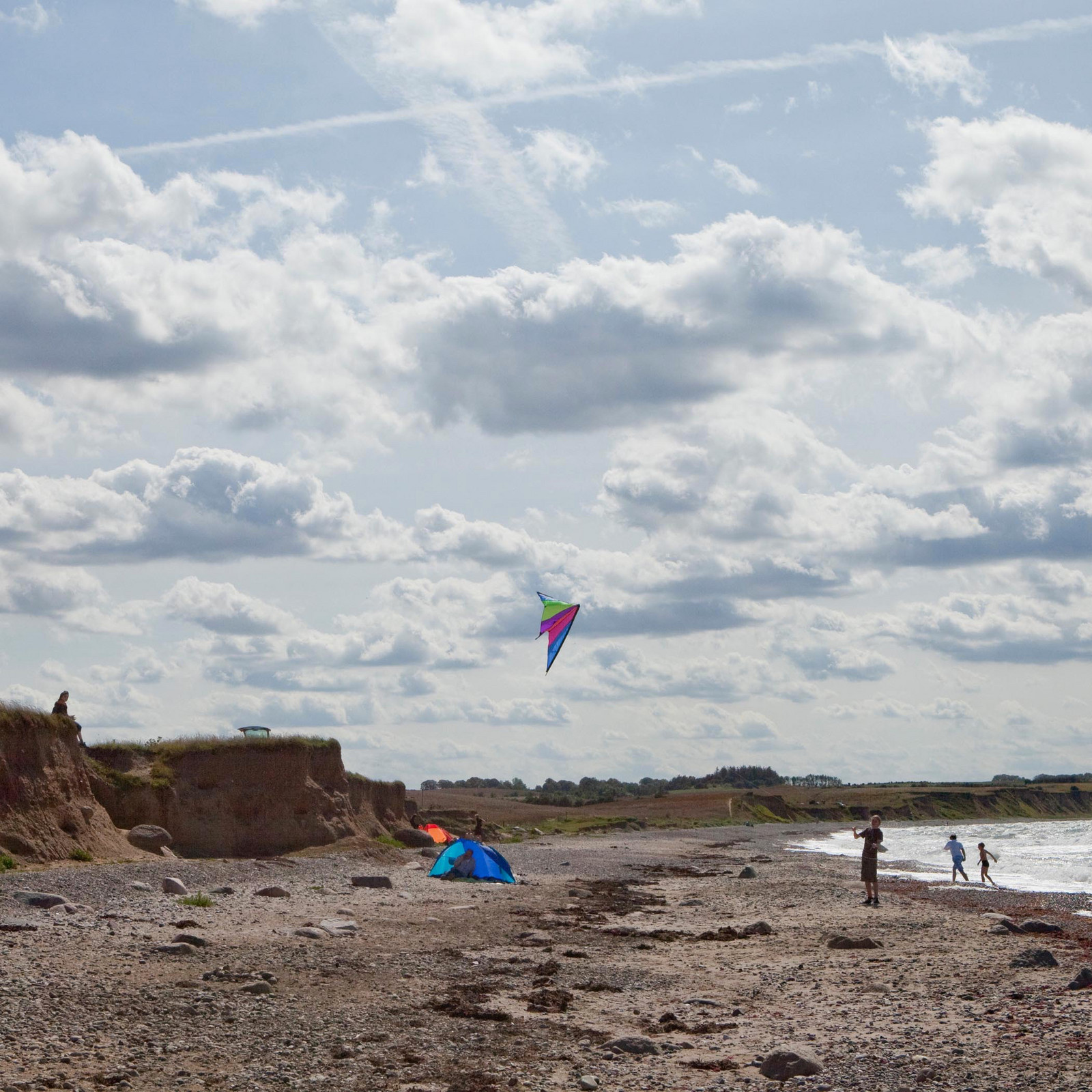 hochzwei_ohtev_teaser_05.jpg Mann lässt Drachen am Strand steigen
