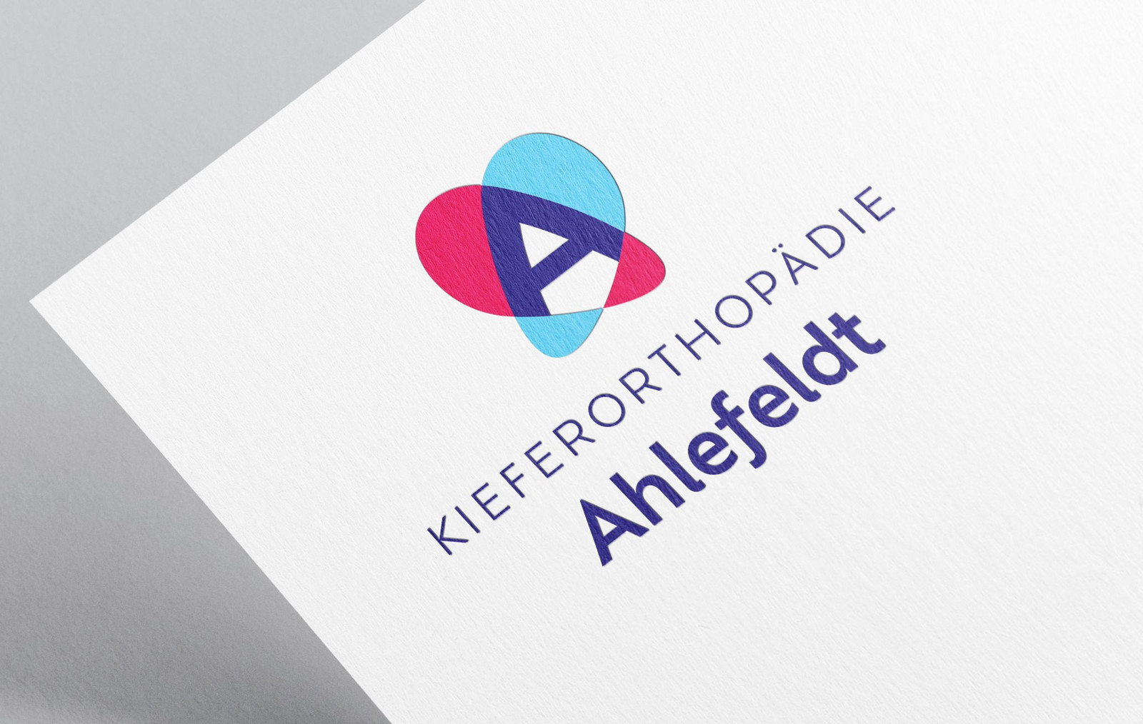 Dokument mit dem Praxislogo und dem Schriftzug Kieferorthopädie Ahlefeldt