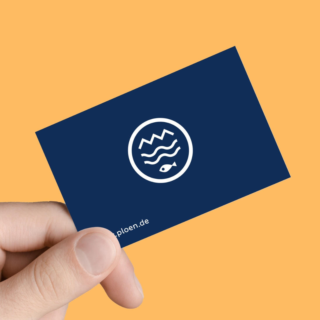 Eine Visitenkarte in dunkelblau mit weißer Schrift mit dem neuen Logo der Stadt Plön