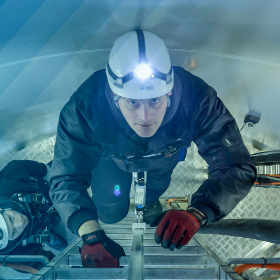 Energiegeladen pne ag Mitarbeiter steigt durch die Treppen durch ein Windrad hinauf