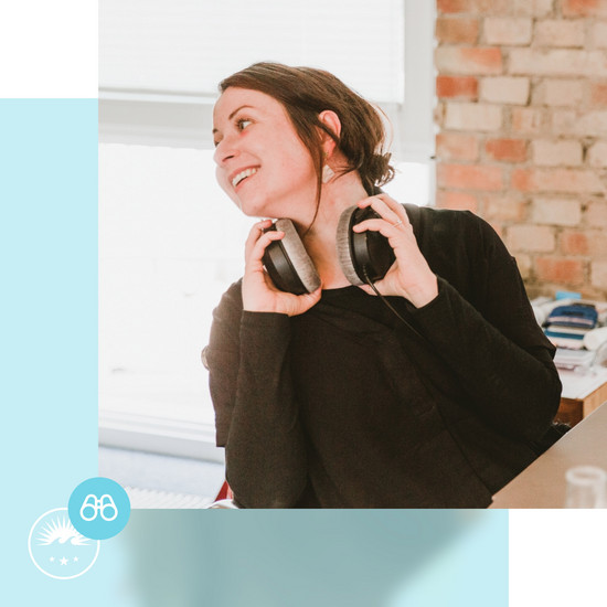 Erfolgsrezept interne Kommunikation Hochzwei Mitarbeiterin mit Kopfhörern