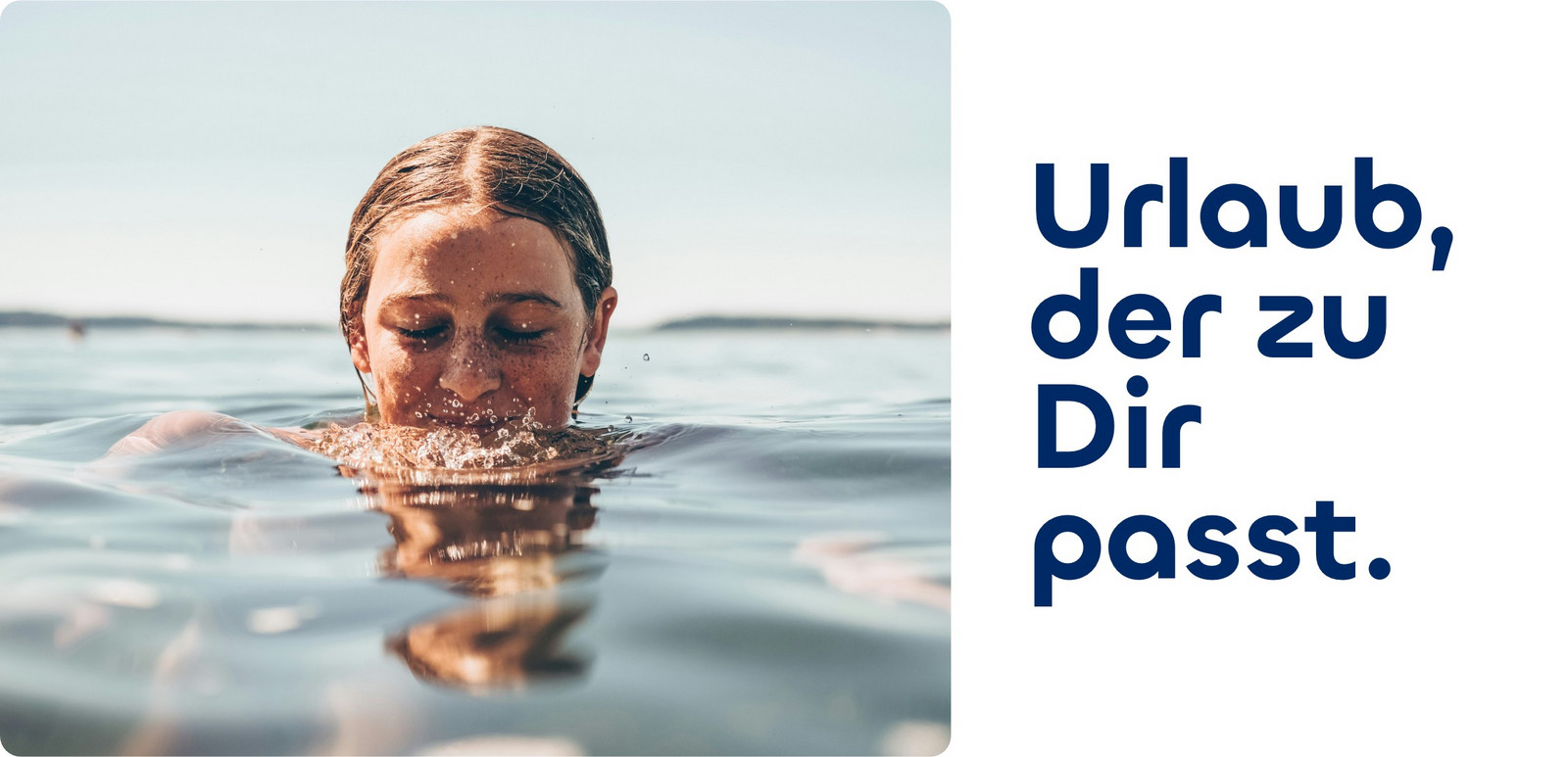 Eine junge Frau die mit ihrem Kopf ins Wasser taucht