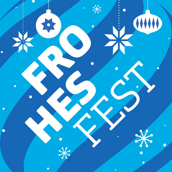 Hellblau-Dunkelblau gestreifte Grafik mit einem großen Schriftzug Frohes Fest in weiß und Schneeflocken und Weihnachtskugeln.