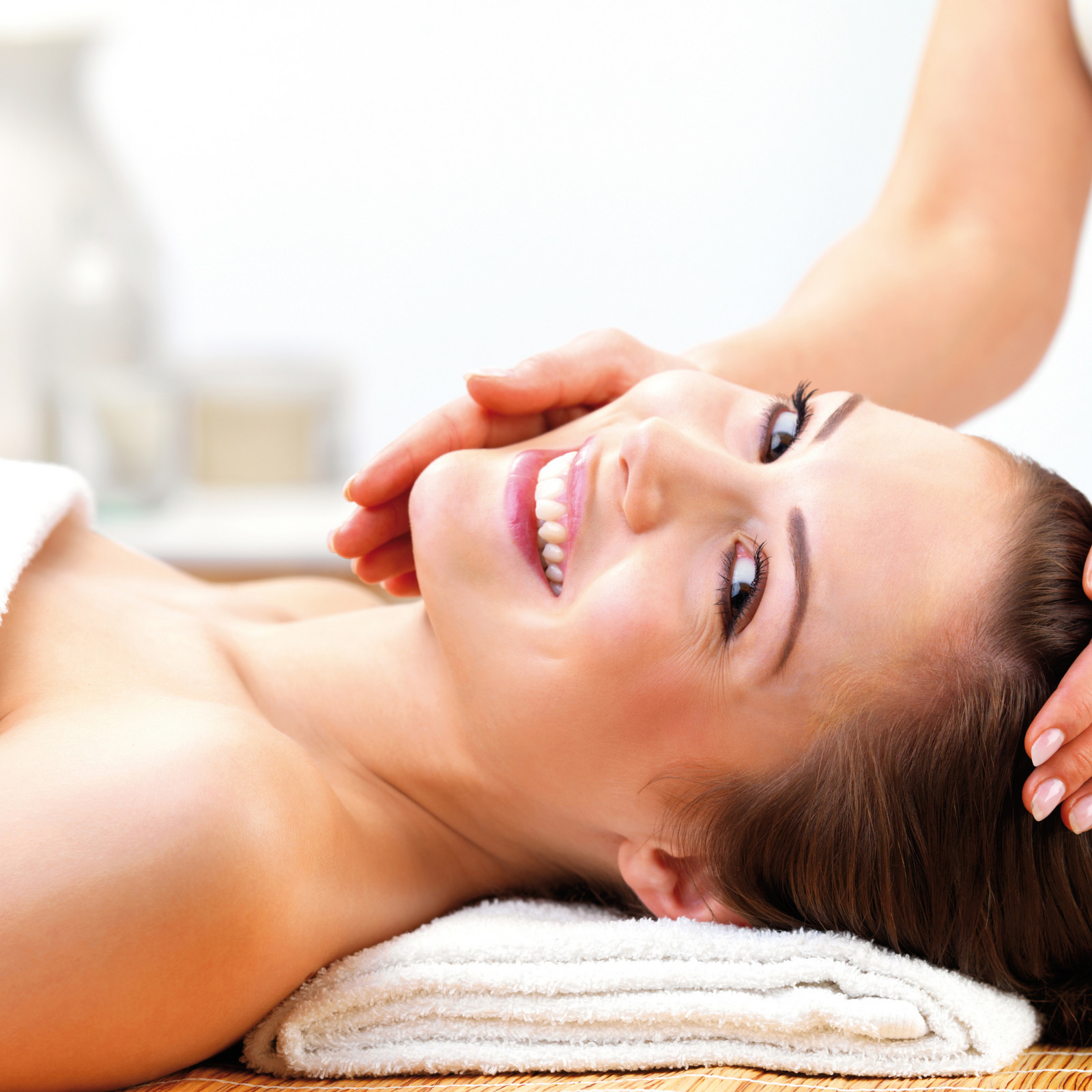 hochzwei_ists_teaser_08.jpg Eine Frau schaut in die Kamera während sie massiert wird