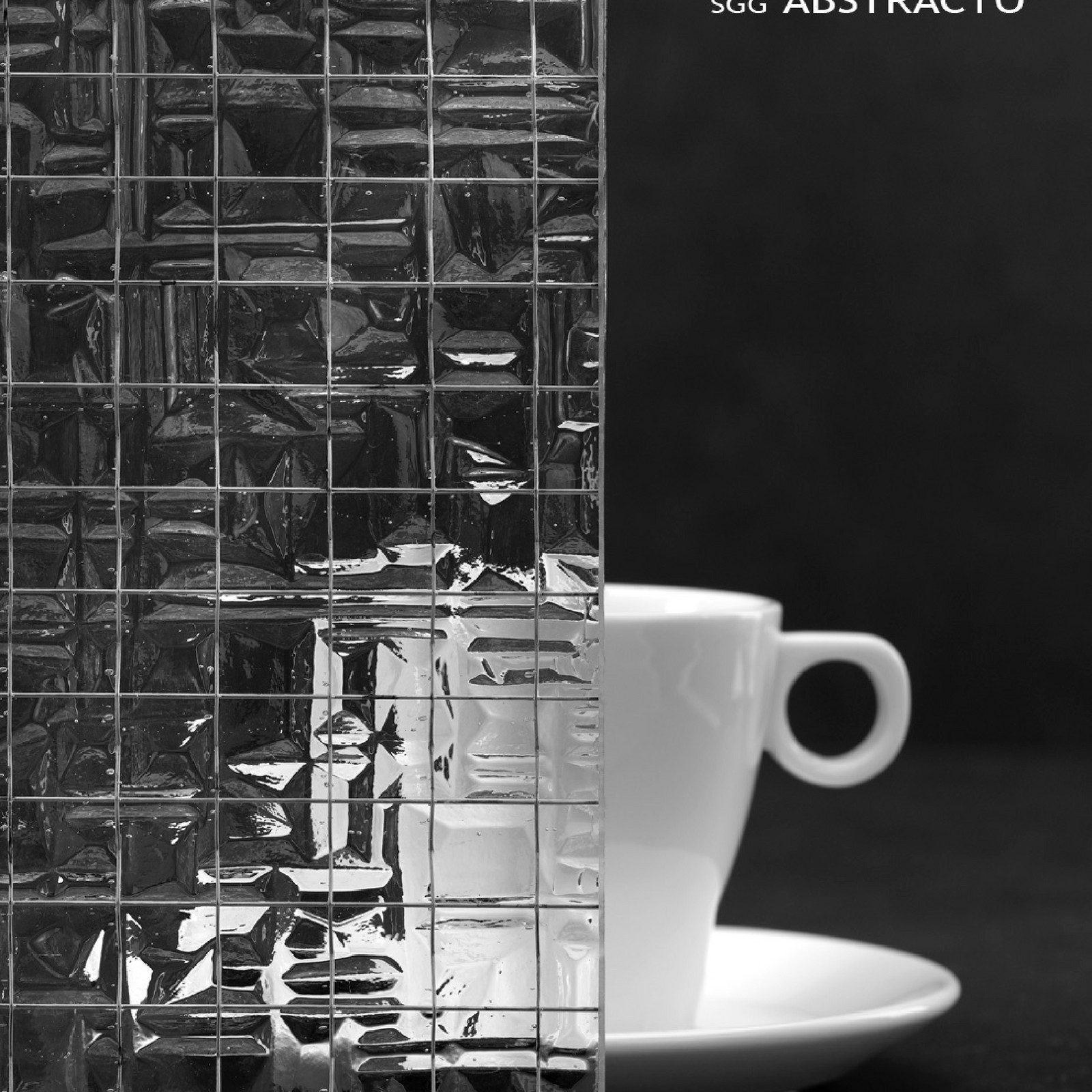 hochzwei_glre_teaser_07.jpg Eine weiße Tasse hinter einer Glasscheibe