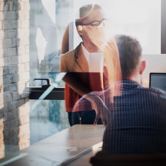 Eine für alle Mann wird durch Glaswand fotografiert