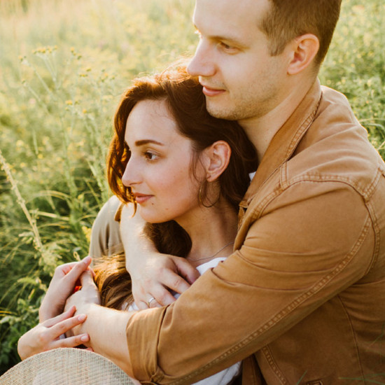 Anziehend Pärchen sitzt im Gras