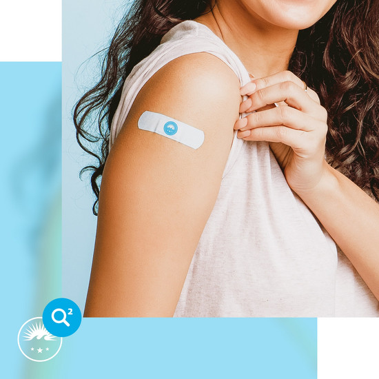 Impfquote Frau zeigt Arm mit Pflaster