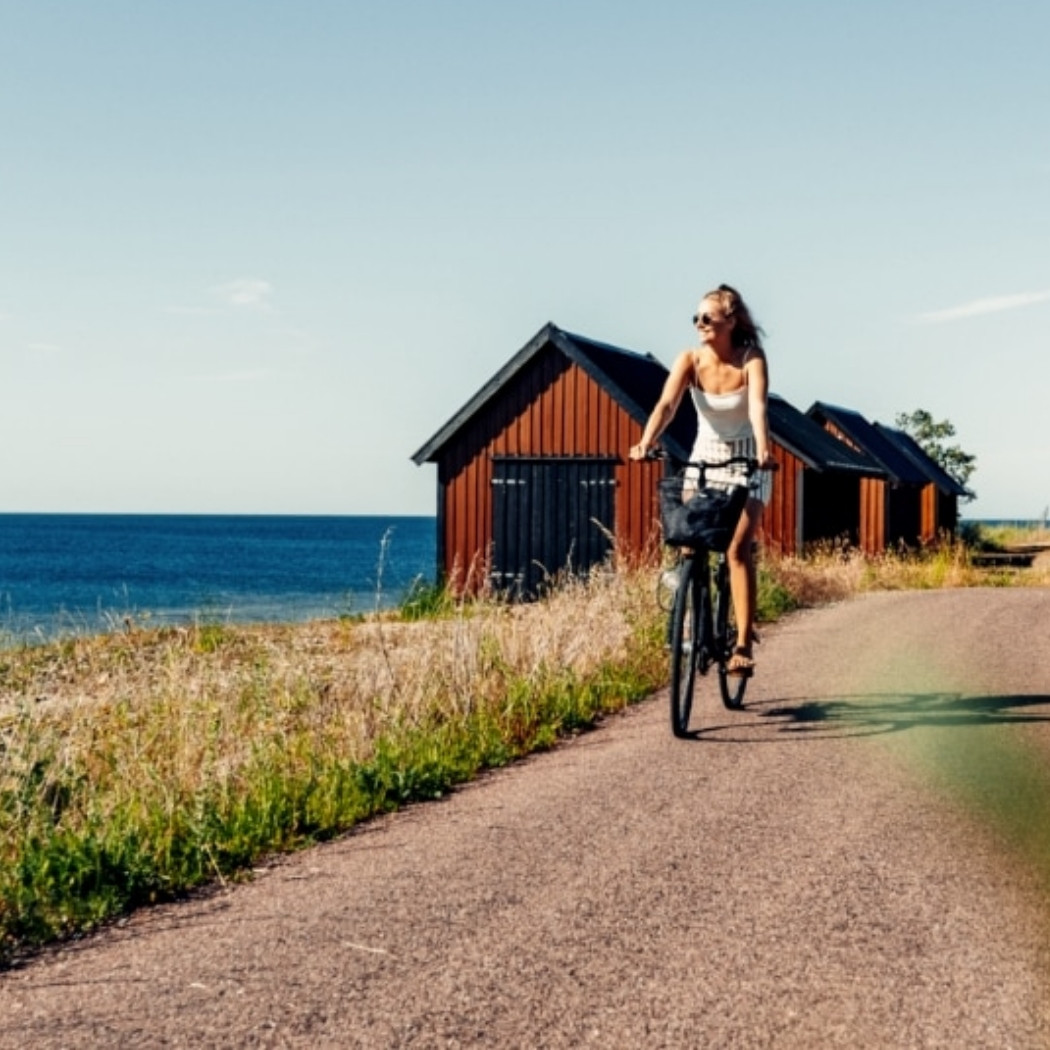 Eine Frau fährt in Smaeland Fahrrad