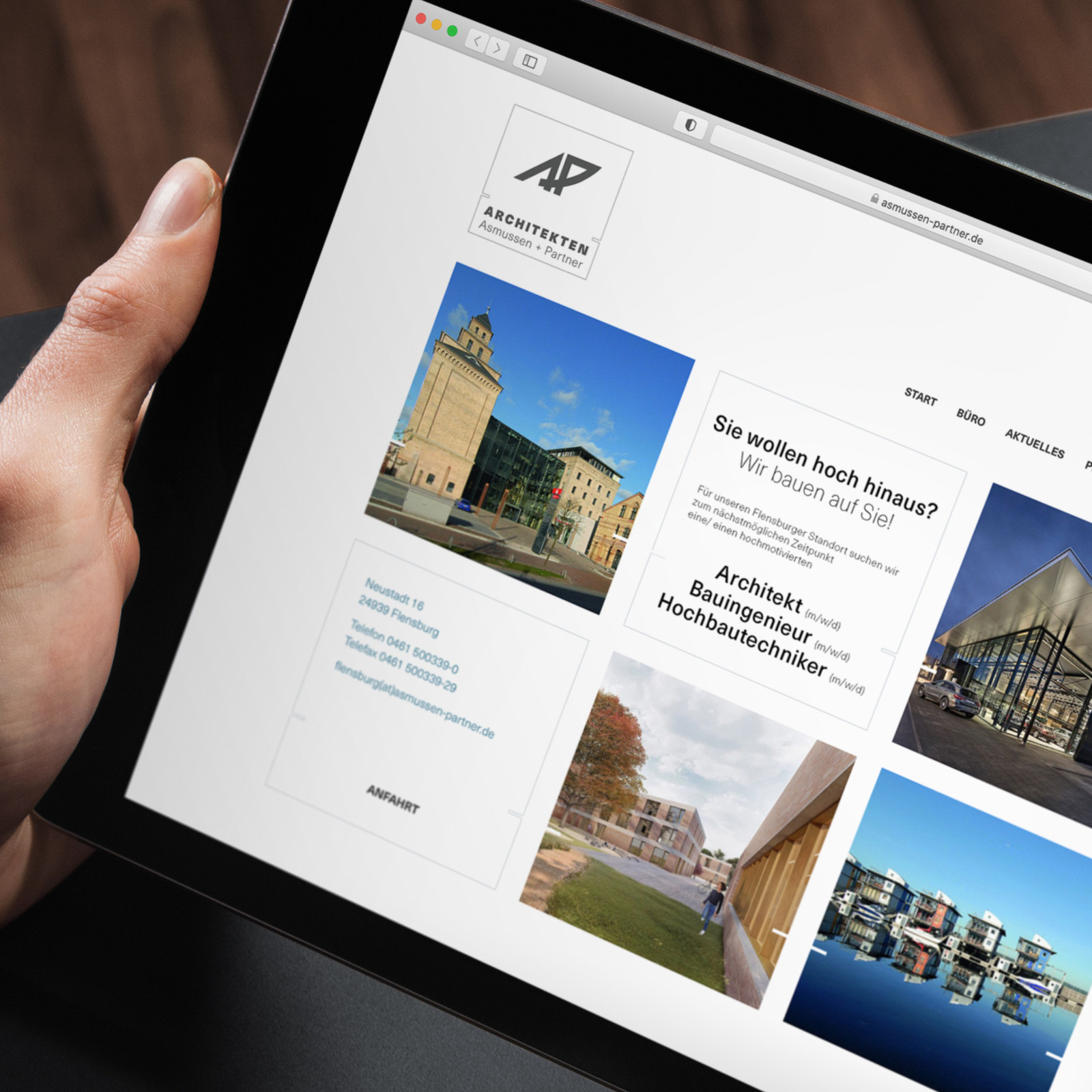 hochzwei_aspa_teaser_07.jpg Hand hält Tablet, das die Website asmussen-partner.de zeigt