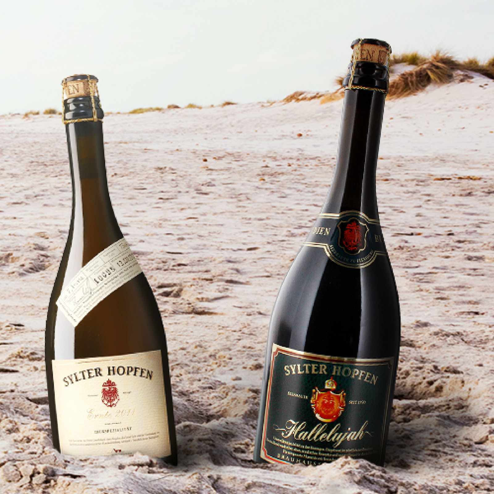 hochzwei_edra_teaser_08.jpg Zwei Flaschen Sylter Hopfen im Sand am Strand