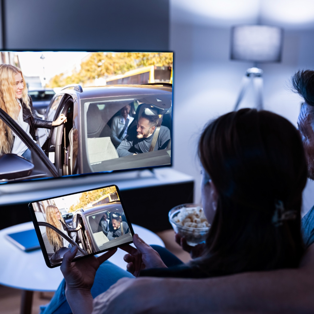 hochzwei_expert_teaser_05.jpg Ein Pärchen guckt Fernsehen