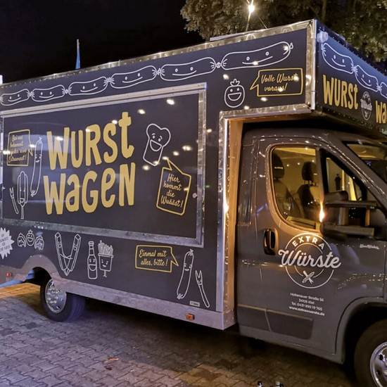 Macht lecker! Grauer Wurstwagen mit Beleuchtung