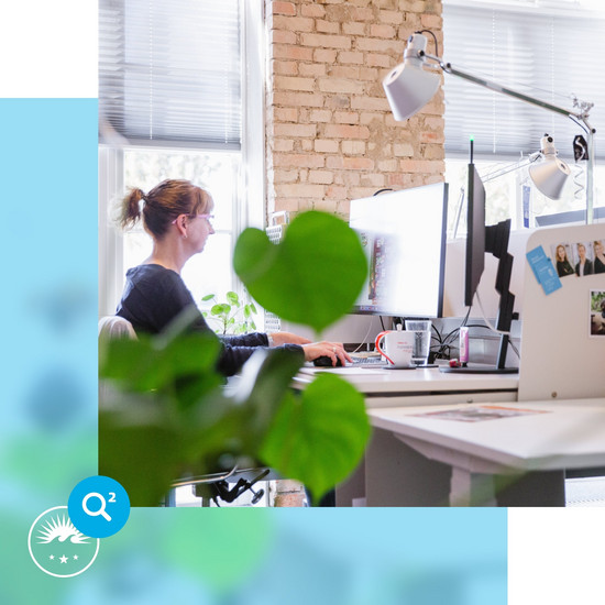 Regelmäßige Arbeitszeiten Blick auf Arbeitsplatz einer Hochzwei Mitarbeiterin