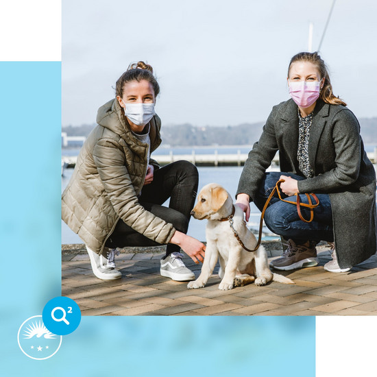 Gleitzeit Zwei Frauen mit einer Welpe