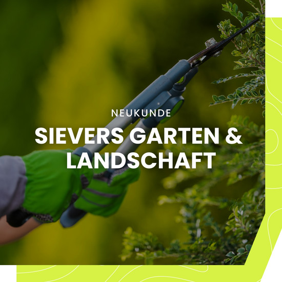 "Neukunde Sievers Garten und Landschaft" in weißer Schrift. Im Hintergrund sieht man eine Pflanze, die gerade mit einer Heckenschere beschnitten wird.
