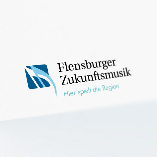Schriftzug Flensburger Zukunftsmusik Hier spielt die Region, links daneben das Logo zwei Fähnchen von Noten
