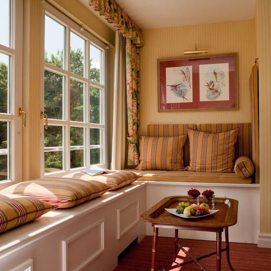 Einladend … Romantische Fensterbank Ecke mit Kissen