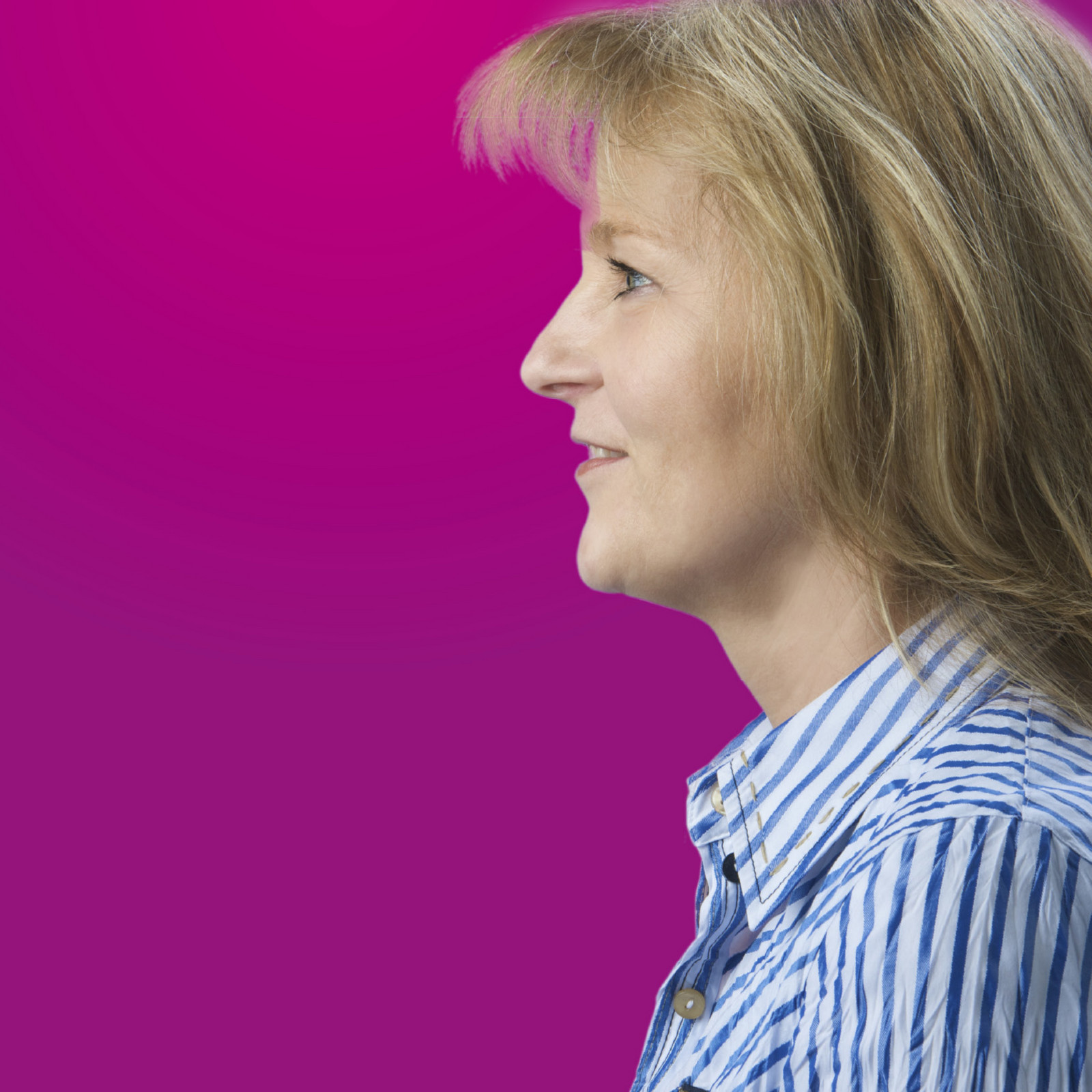 hochzwei_mrnet_teaser_02.jpg Seitenprofil einer Frau im gestreiften Hemd