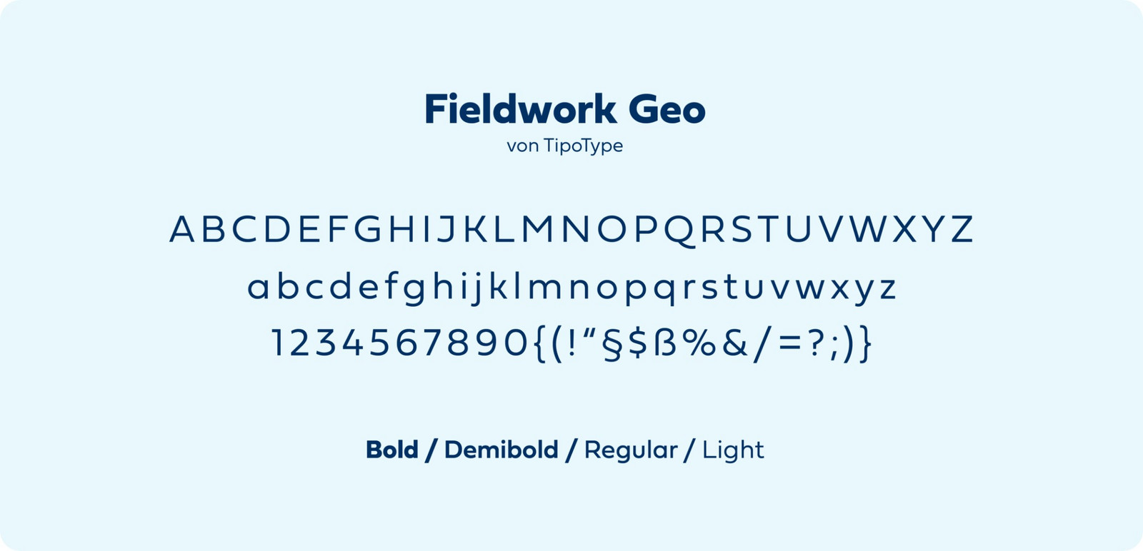 Schriftbeispiel der Schriftart Fieldwork Geo in dunkelblau auf hellblau.
