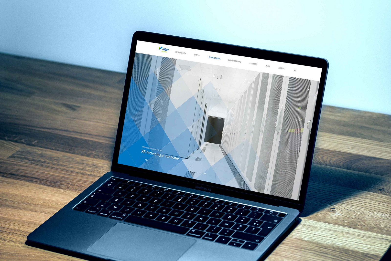 Schwarzer Laptop mit geöffneter Vater Homepage