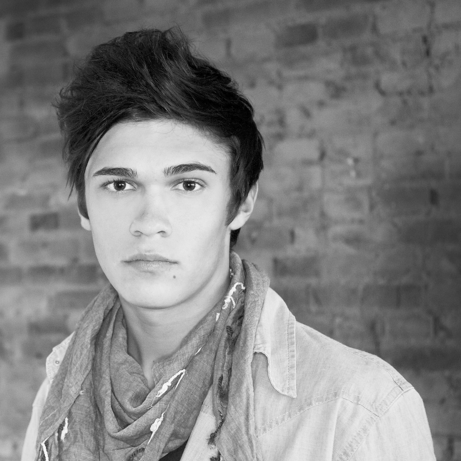 hochzwei_cjschmidt_teaser_05.jpg Männliches Model blickt in die Kamera