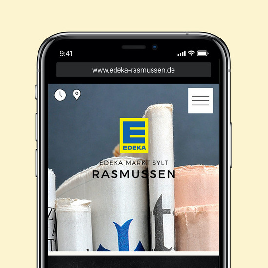 Websitegestaltung für Supermarkt Smartphone zeigt Website edeka-rasmussen.de