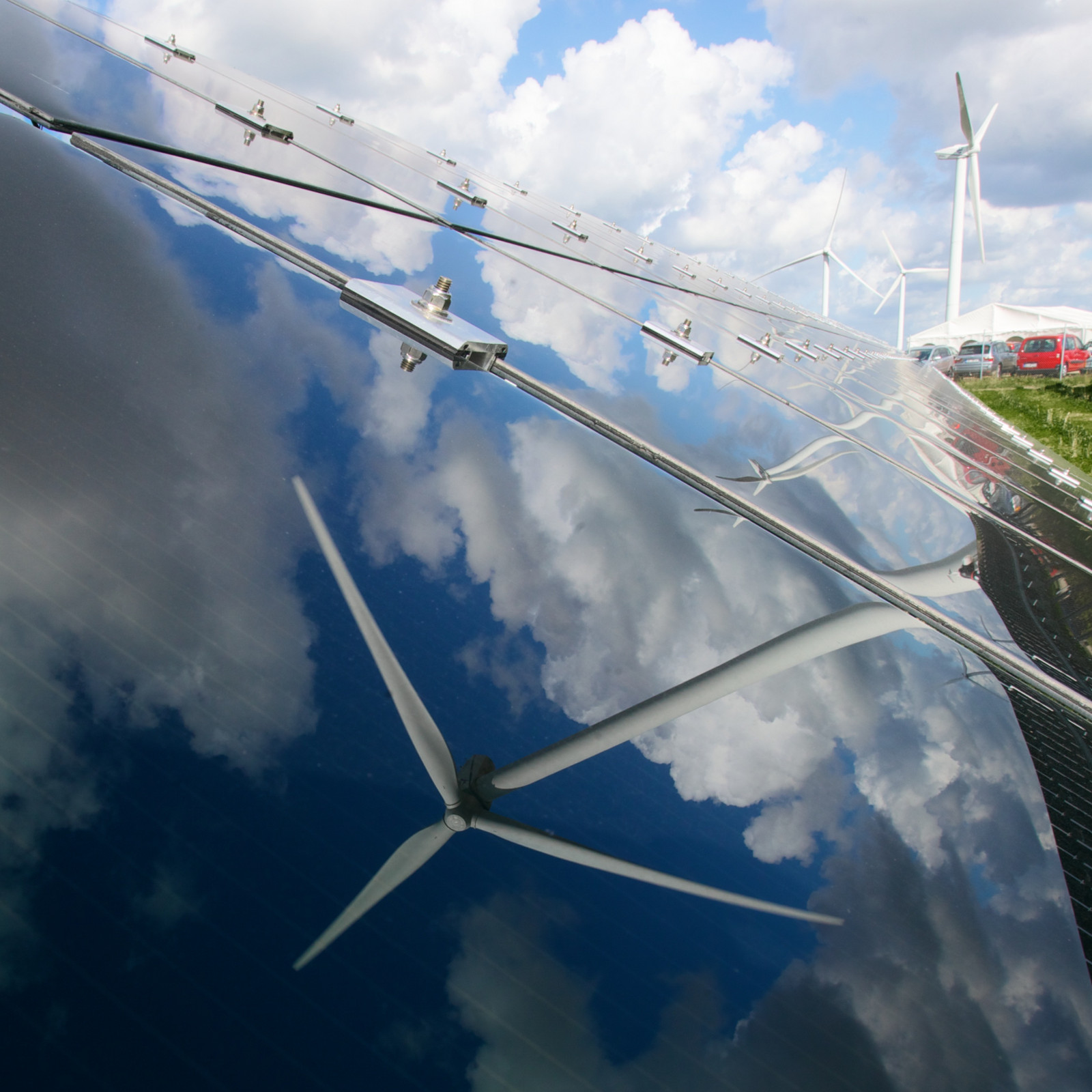 hochzwei_gpjoule_teaser_03.jpg Der Himmel spiegelt sich in einer blauen Solarplatte