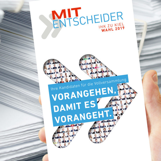 Eine Hand hält den IHK Flyer