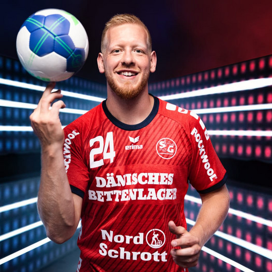 Handballspieler dreht Ball auf seinem Finger