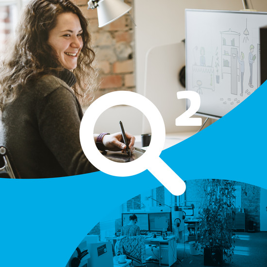 Aufgabenvielfalt Hochzwei Mitarbeiterin lacht während der Arbeit