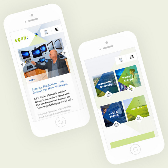 Unternehmungslustig Montage der mobilen Websiteansichten auf zwei weißen Smartphones