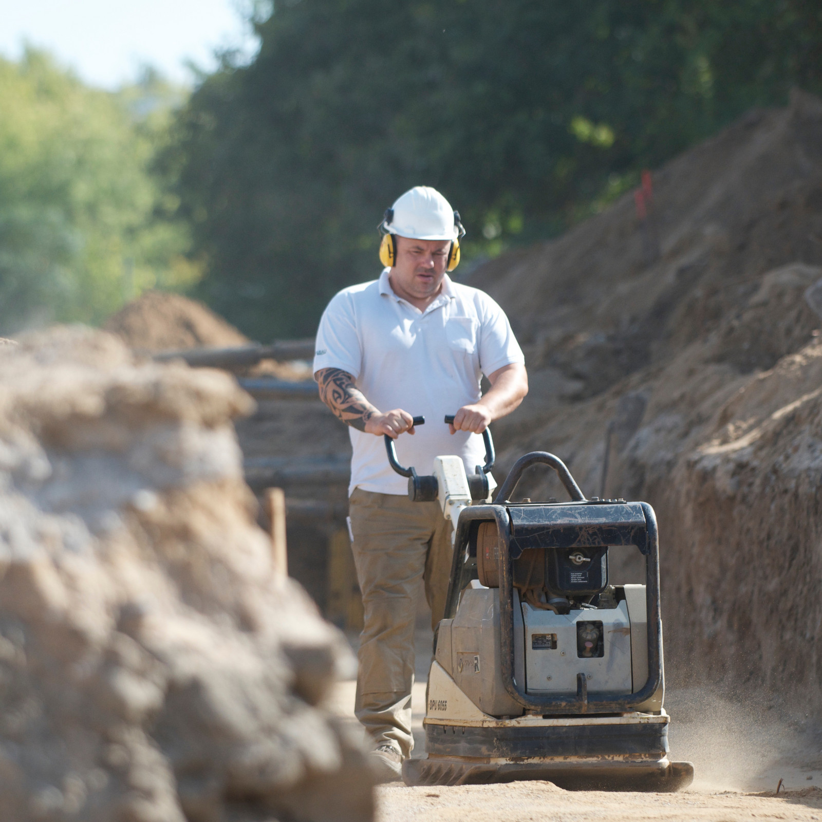 hochzwei_saw_teaser_07.jpg Mann mit weißem Helm auf dem Bau