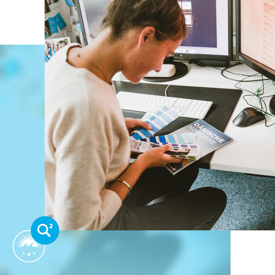 Bodenständigkeit Hochzwei Mitarbeiterin studiert Farbpalette