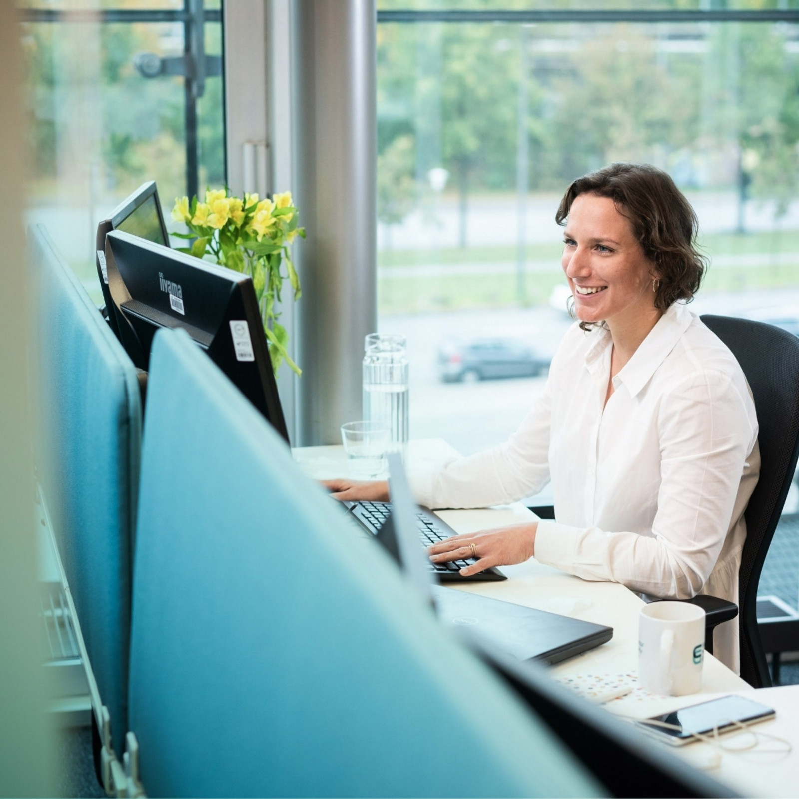 Eine Frau von Europcar sitzt am Schreibtisch