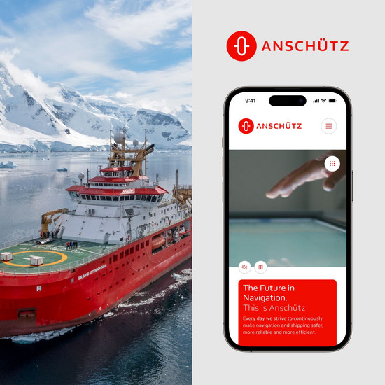 Zweigeteiltes Bild: Auf der linken Seite ein Schiff der Anschütz, auf der rechten Seite ein Smartphone mit der Anschütz Website
