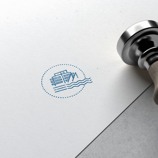 Ein blauer Stempel vom Pionierhafen Schleswig