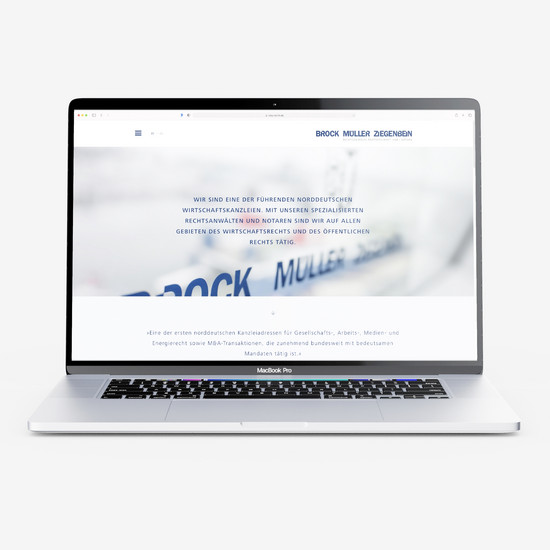 Laptop, das die blau-weiße Website von BROCK MÜLLER ZIEGENBEIN zeigt