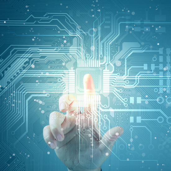 Finger drückt auf Bildschirm, zu sehen sind viele Linien wie ein Mikrochip