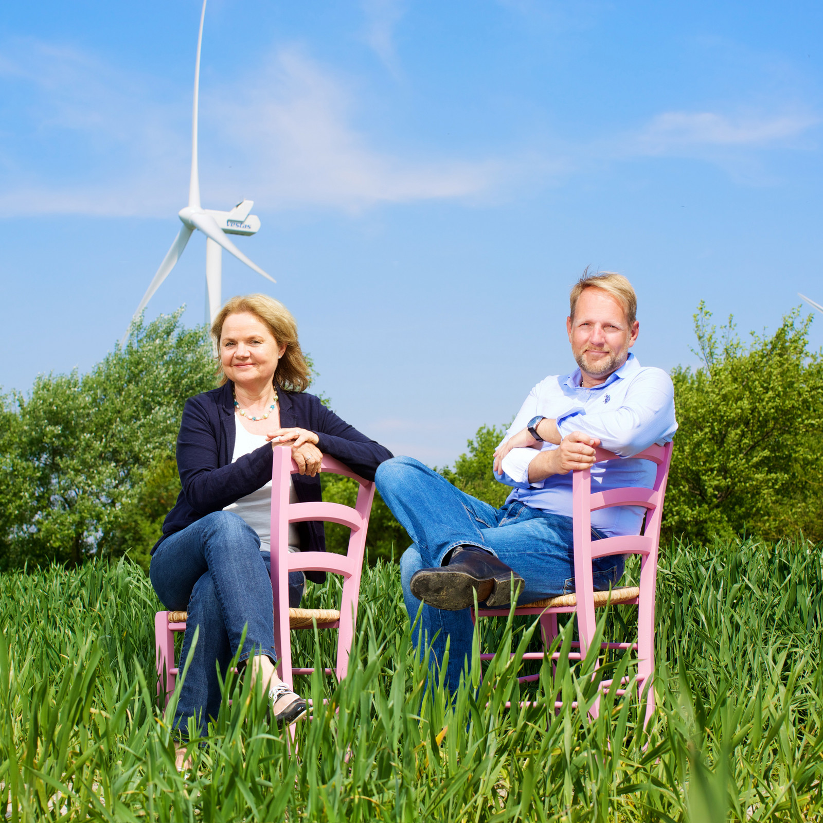 hochzwei_wkn_teaser_07.jpg Zwei Personen sitzen auf pinken Stuhl im Feld