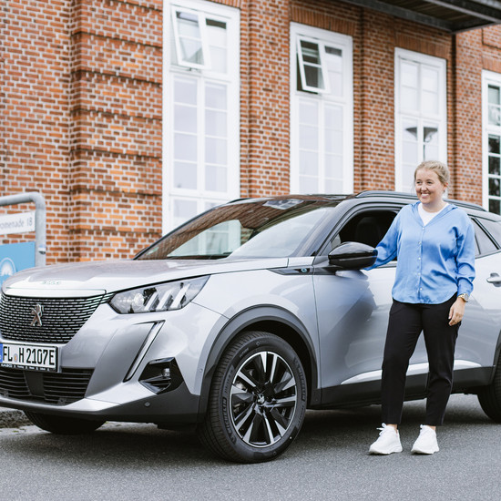 E-Firmenwagen Gesa steht vor einem E Auto