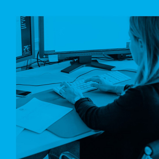 Wie entstehen Texte für eine neue Website? Hochzwei Mitarbeiterin tippt auf Tastatur