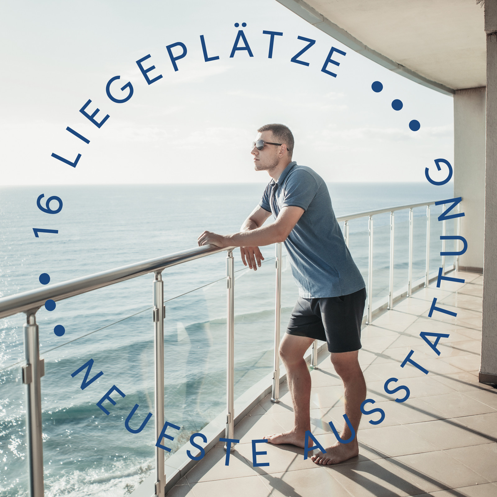 hochzwei_halu_teaser_02.jpg Ein Mann steht am Terassengeländer eines Gebäudes