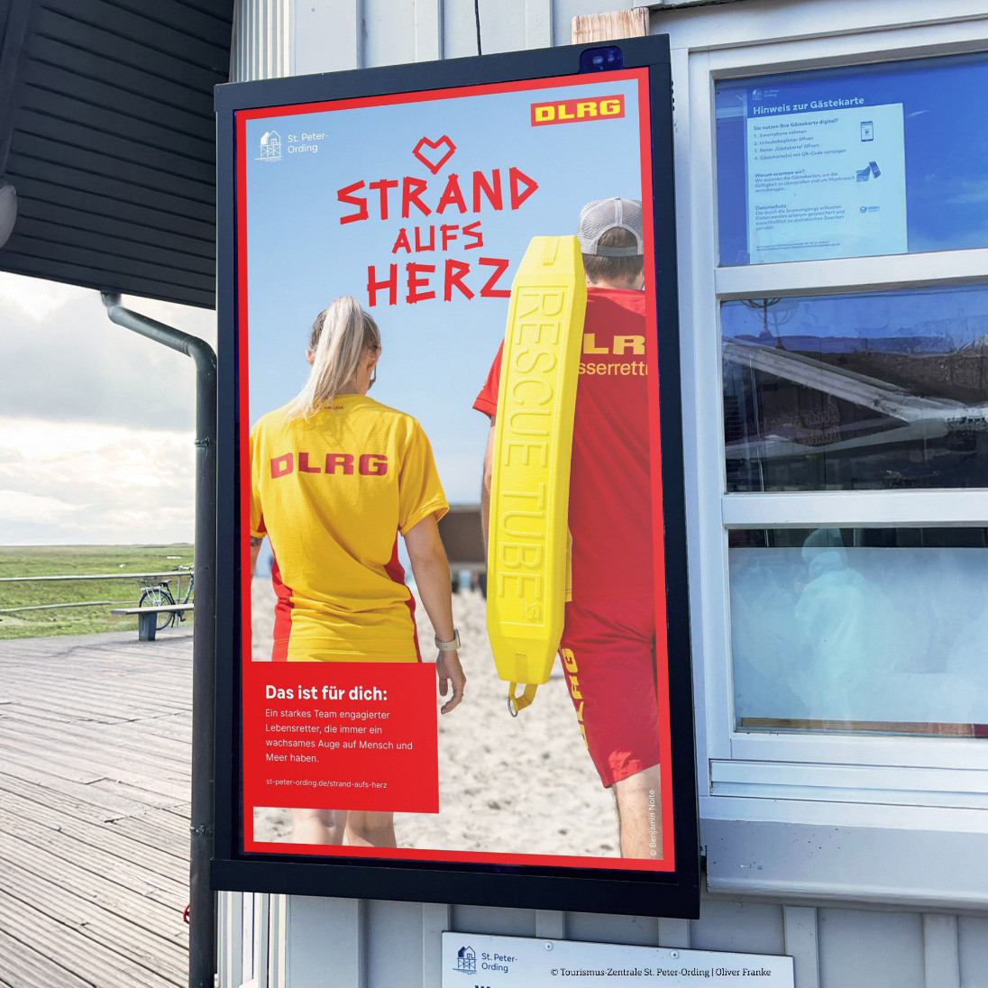 DLRG-Plakat Strand aufs Herz an Hauswand